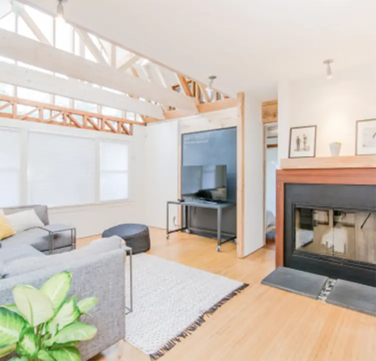 自然と調和した家の中の写真